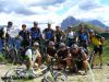 <p><span>Boyker-Gruppenbild mit Blick auf Langkofel</span></p>