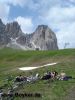 <p><span>Ruhepause am Sellajoch mit Langkofel</span></p>